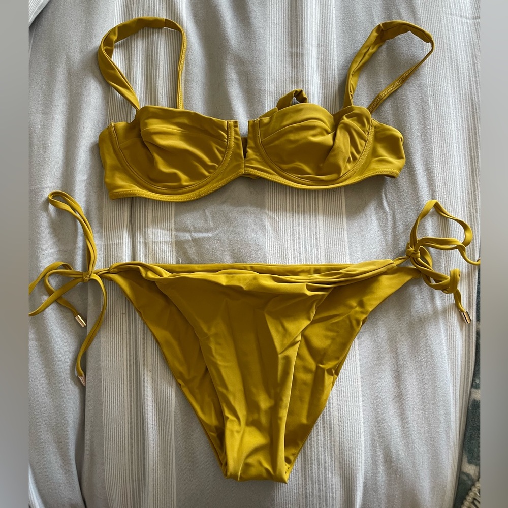 Monday swimwear clovenlly set